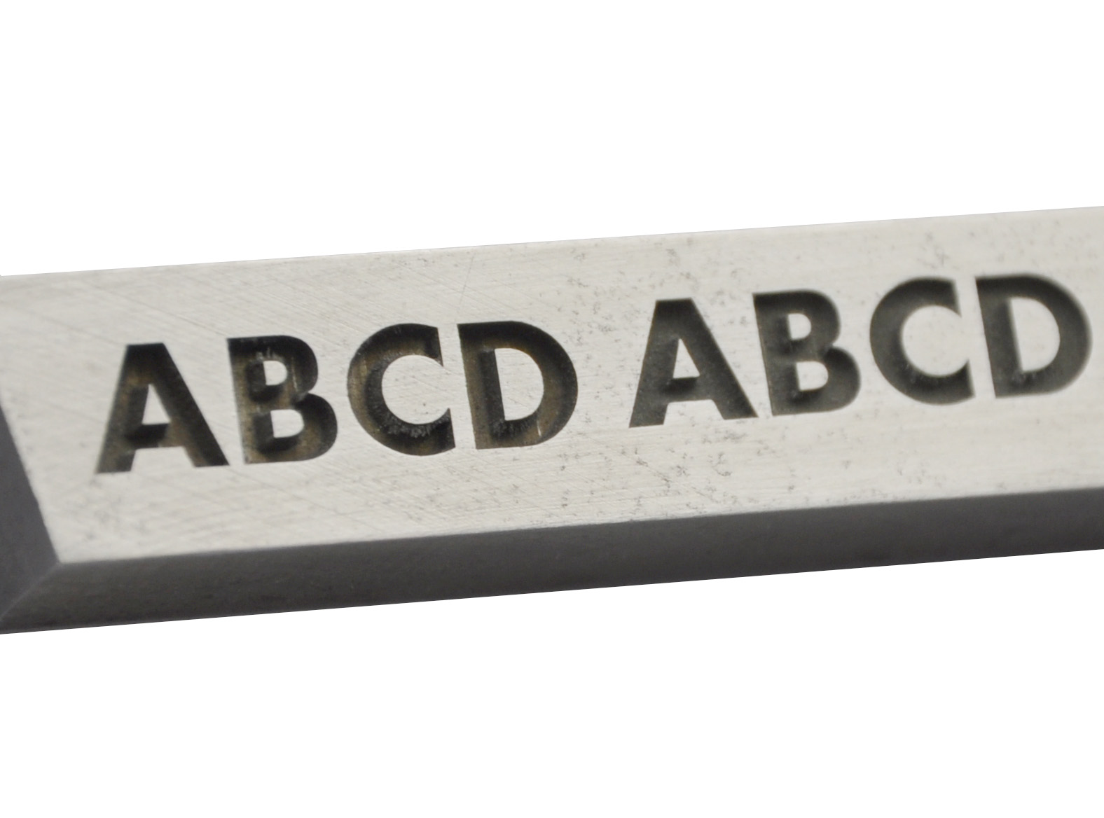 在汽配领域占领首席之地 激光打标机有何优势_打标机，雕刻机，切割机，焊接机